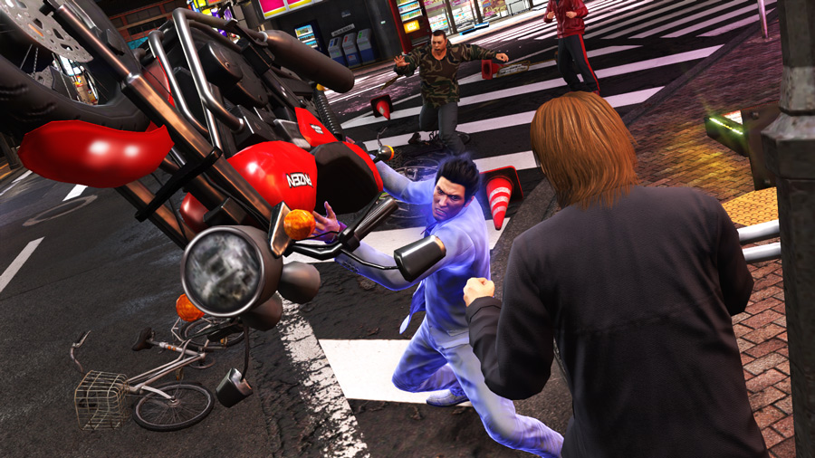 Yakuza 6 Kyriu batendo com moto